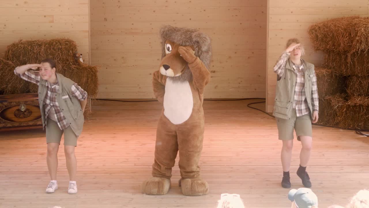 Simbas dans med djuren på Borås Djurpark