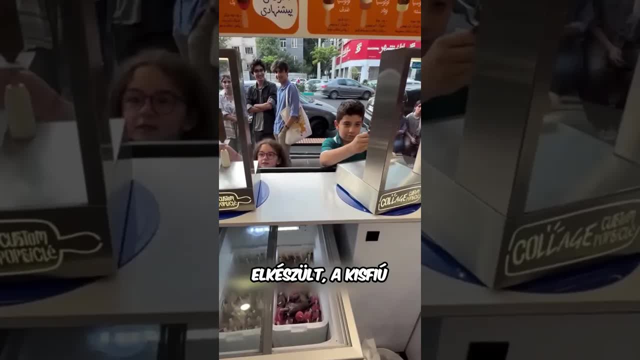 Két gyerek vár a csokis fagylaltra