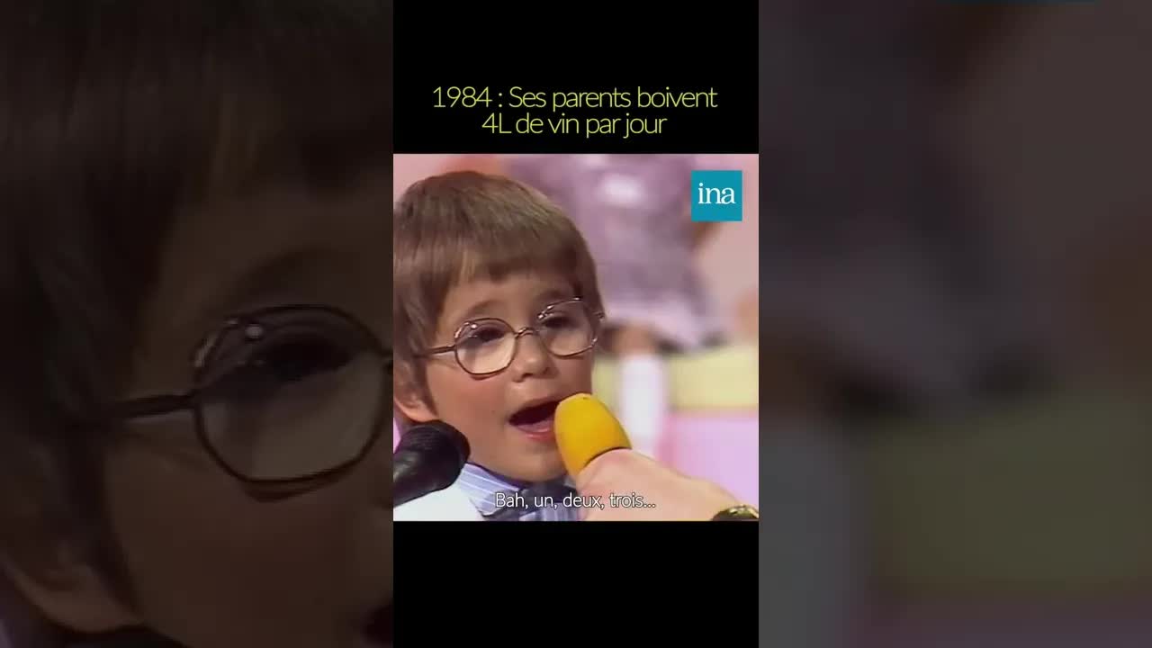 Un enfant commente ses parents avec humour