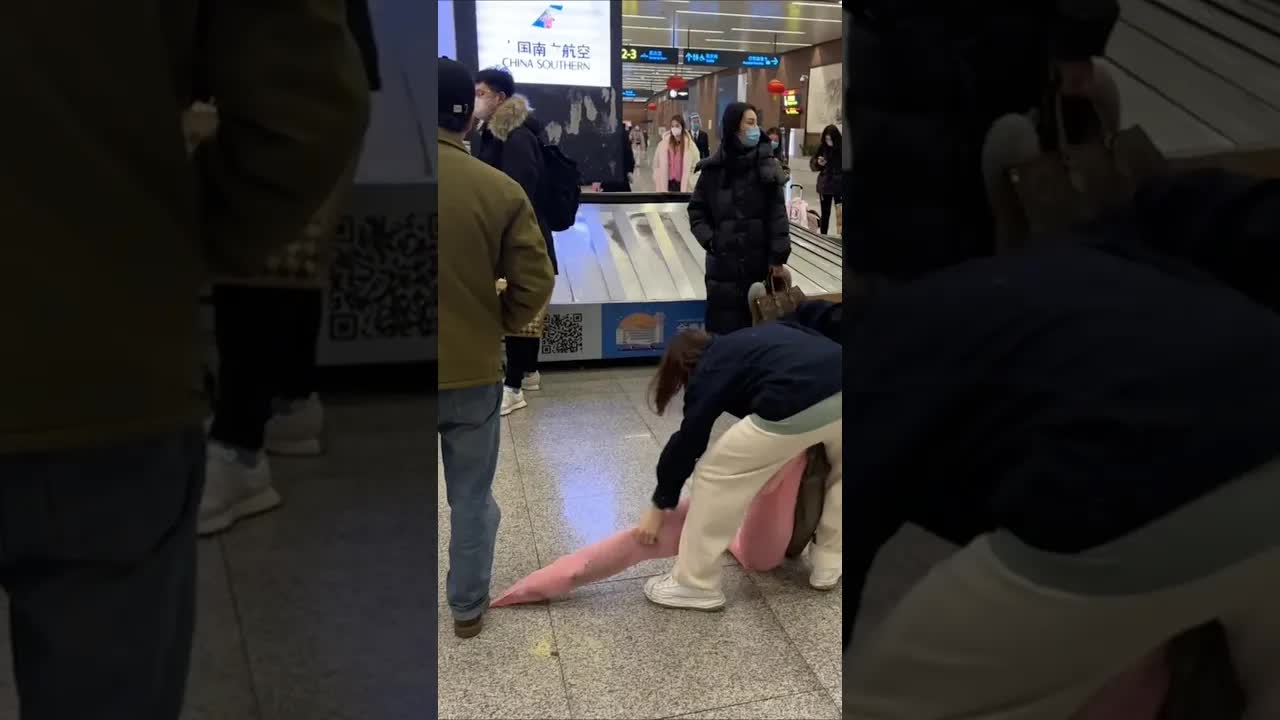 Forma absurda de viajar: enviamos ropa por el aeropuerto