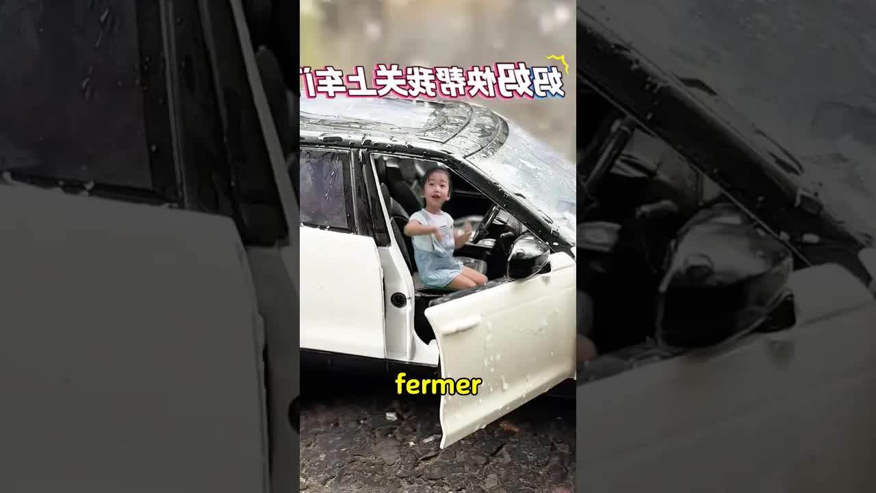 Je joue dehors avec ma voiture