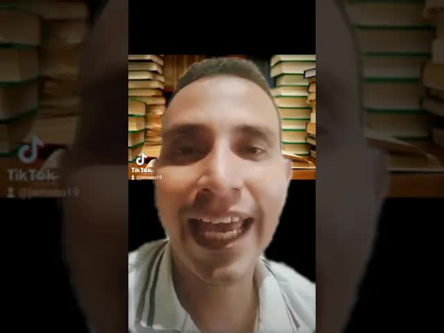Legi Librojn Aŭ Spekti Filmojn?