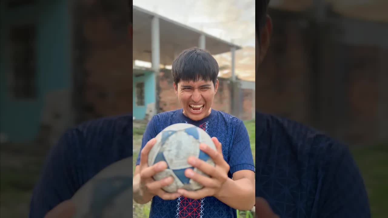 Tres amigos juegan con el balón del mundial 2026
