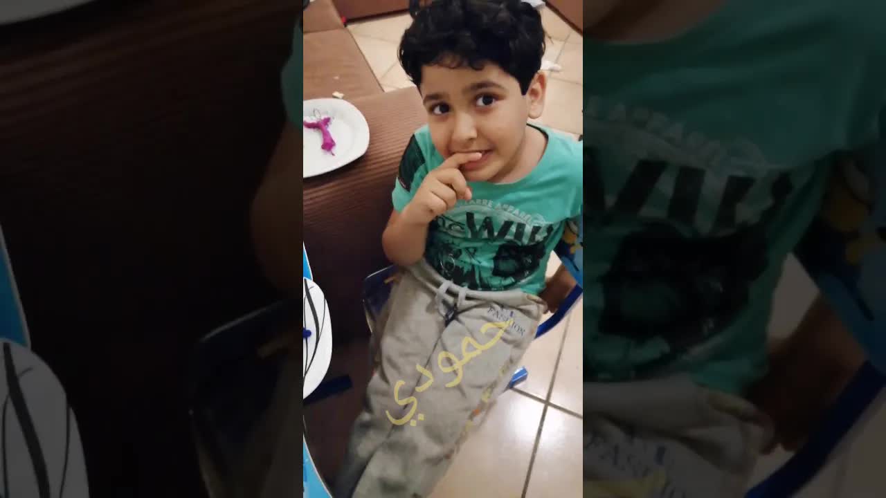 طفل يتعلم أسماء الحيوانات والطعام