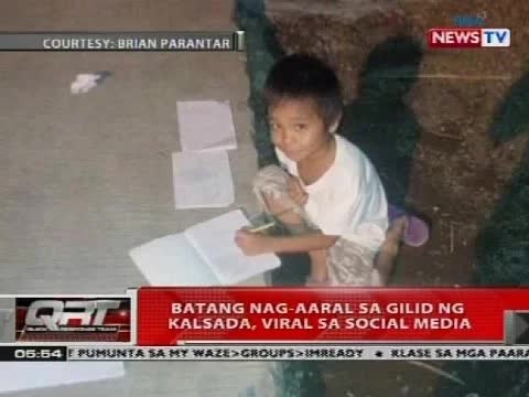 Batang nag-aaral sa ilaw ng poste sa Davao