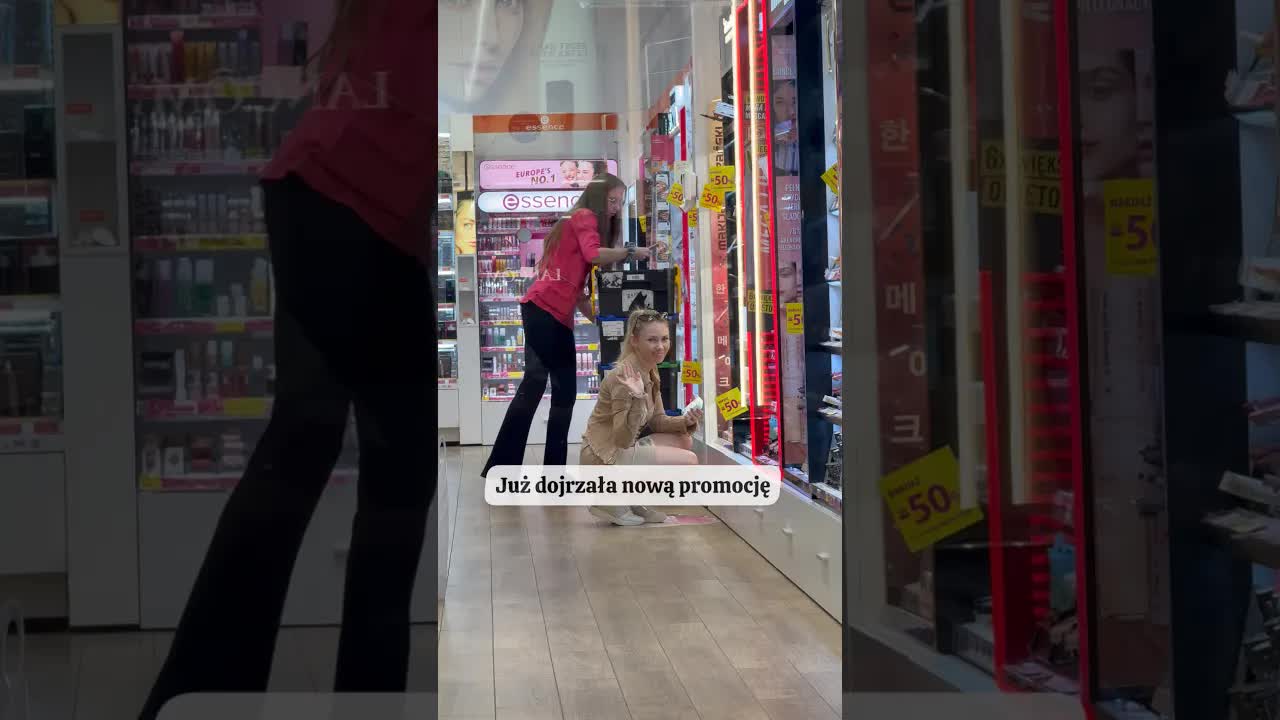 Kobieta na polowaniu za promocje w sklepie