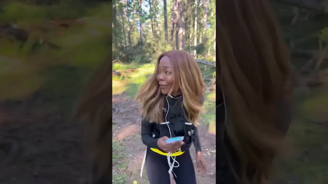 Komisk Parody: Löpare och Björn i Skogen