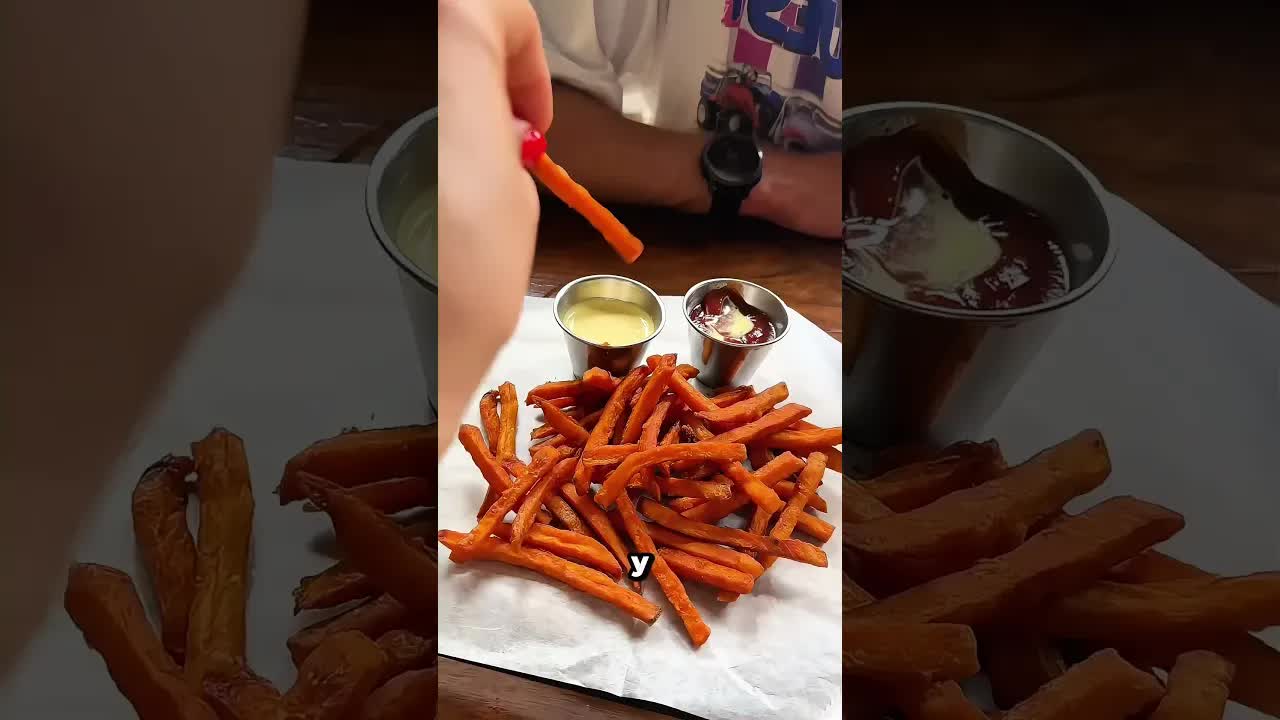 Cómo mojar papas con dos salsas sin mezclarlas