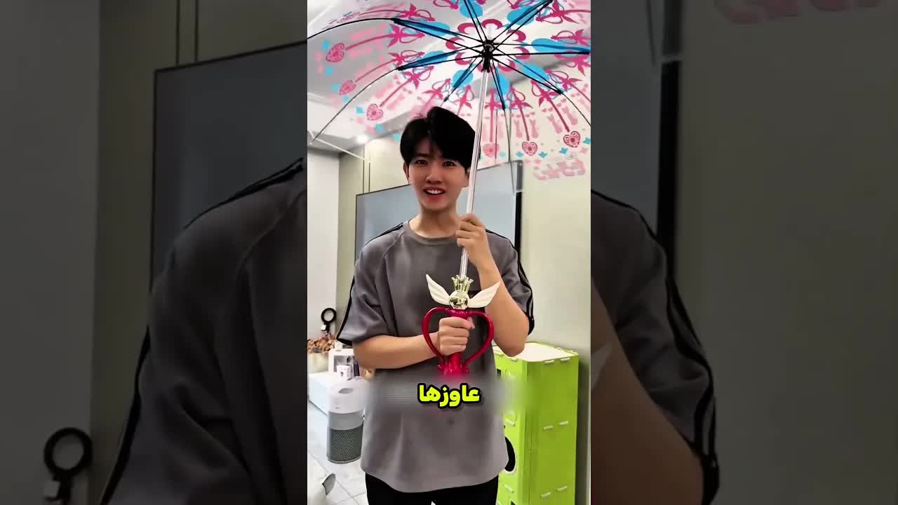 أخت تُري أخيها شمسيات غريبة في المطر