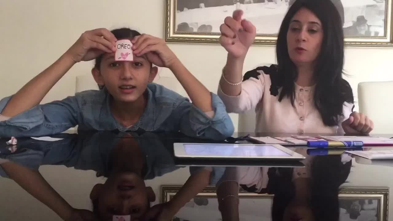 Un jeu de devinettes avec des post-it