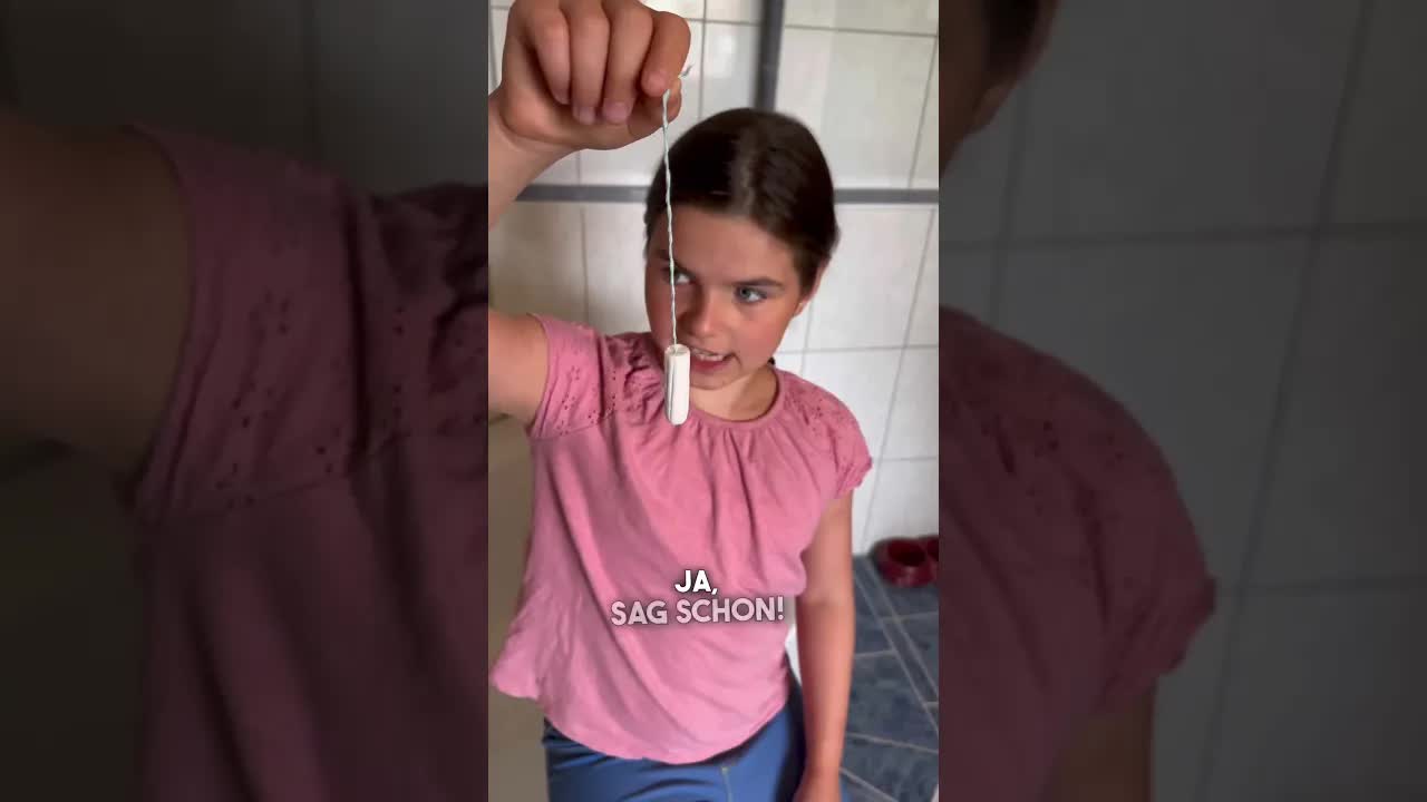 Mia erschreckt Papa mit Omas Tupfern