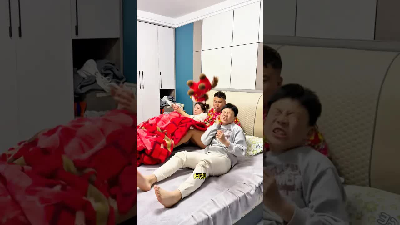 Il bambino ha male al piede e al collo