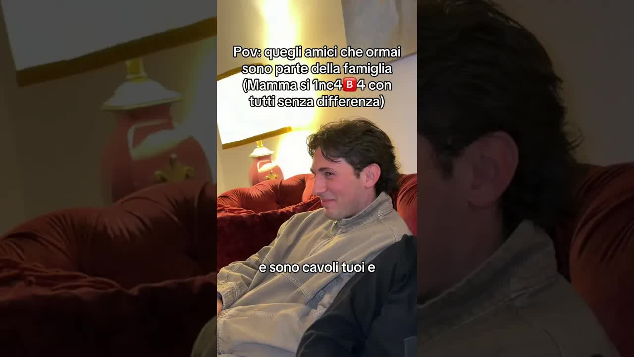 Mamma rimprovera gli amici tornati tardi