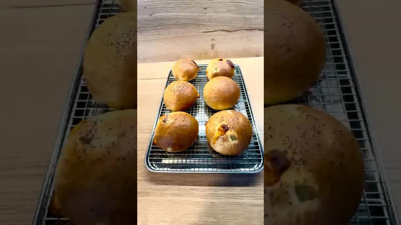 Jak upéct hamburgerové bulky s cheddarem a jalapeňo