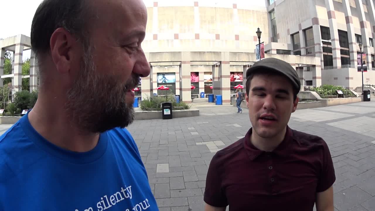 Tomaso kaj Alekso esploras la muzeon