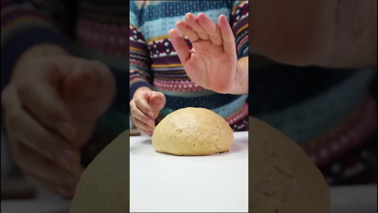 Βασιλόπιτα τσουρέκι με γλάσο γιαουρτιού