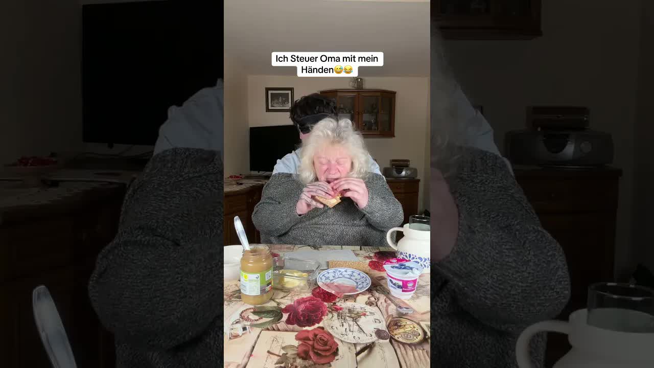 Oma wird von Enkel gesteuert