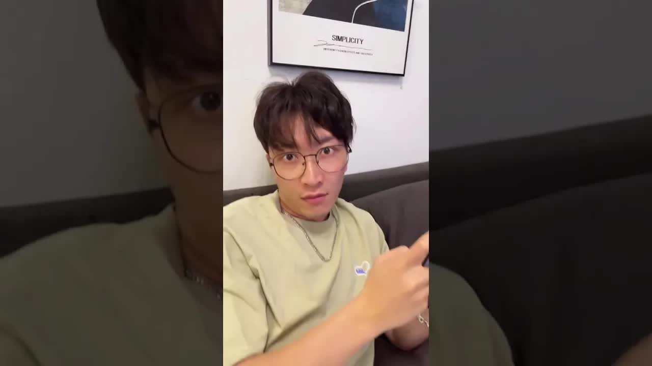 情侣打游戏时的甜蜜互动