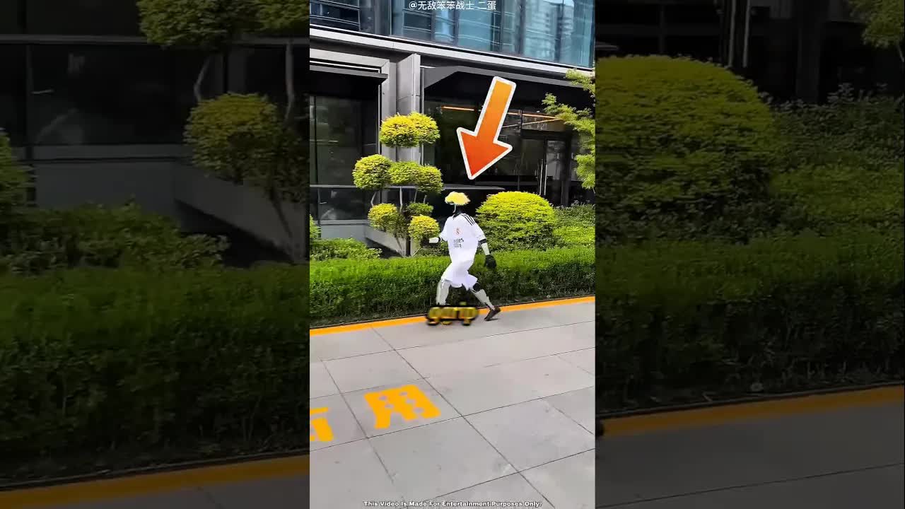 Ronaldo Hayranı Garip Robotun Futbol Macerası