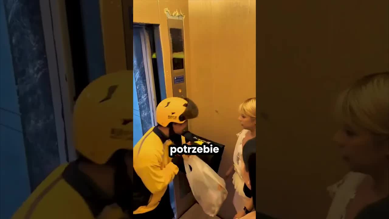 Dziewczyna pomogła zmęczonemu dostawcy jedzenia