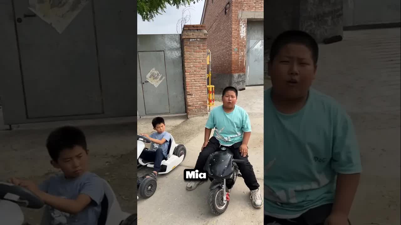 Papà meccanico fissa le bici dei figli