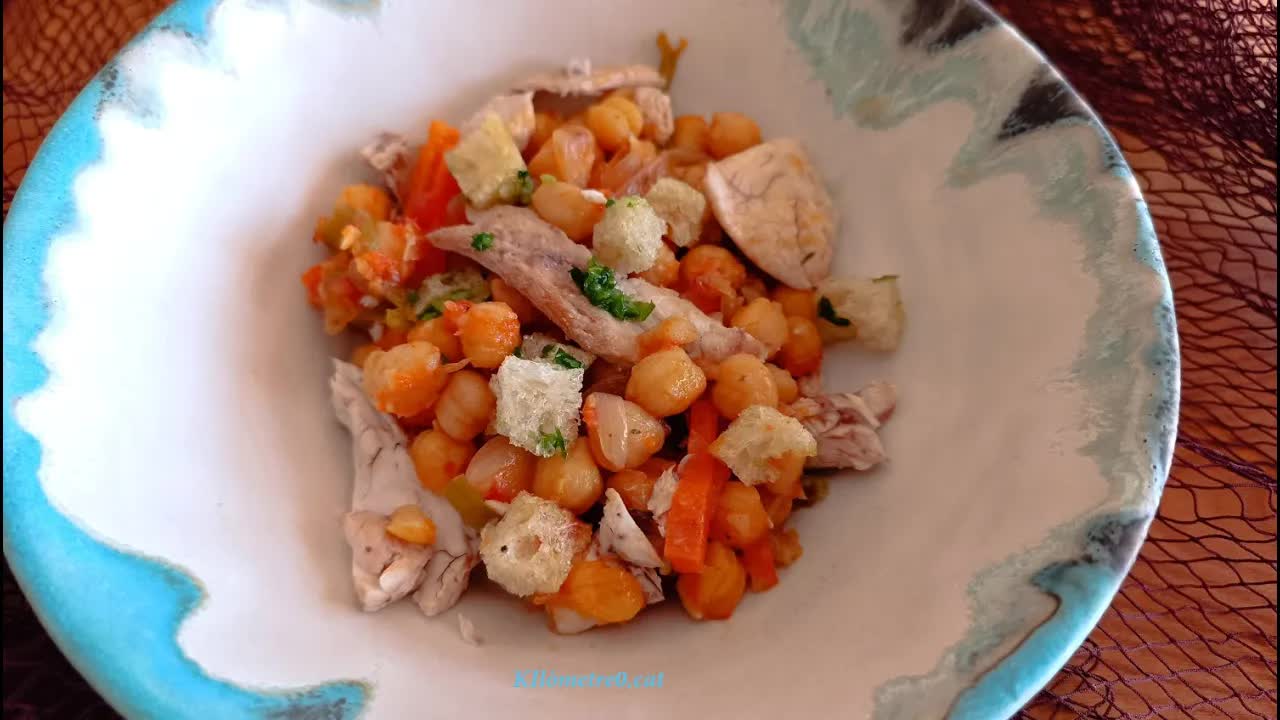 Preparació de roba vella de peix amb cigrons