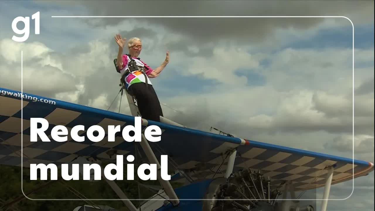Britânica de 97 anos quebra recorde voando sobre asa de avião