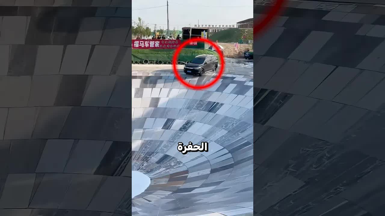 تحدى الرجل إخراج سيارة من حفرة زلقة