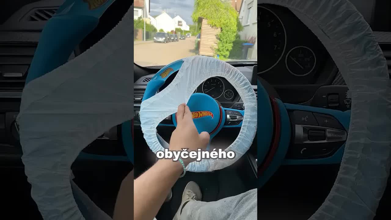 Muž z volanta vytvořil umělecké dílo s hračkami
