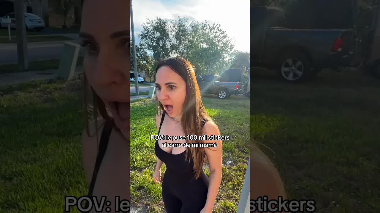 Broma divertida decorando el carro de mamá