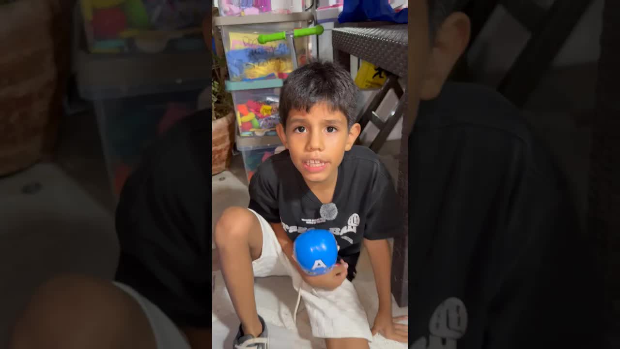 El carrito de Nicolás se daña: Ayuda entre hermanos