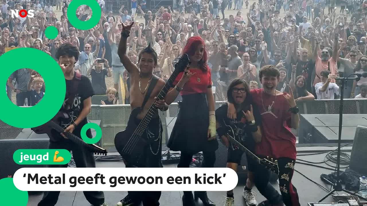 Kinderen spelen met hun rockband op groot festival