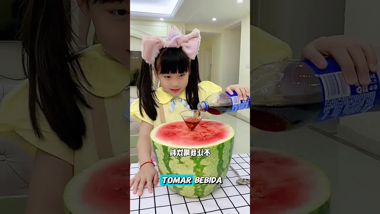 El niño que engaña a su mamá con una sandía