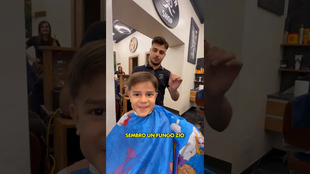 Lo zio porta il nipote dal parrucchiere per la prima scuola