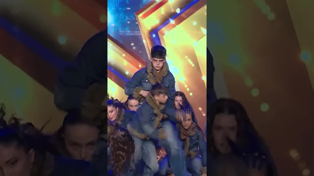 Lorena y Paula encantadas con jóvenes bailarines