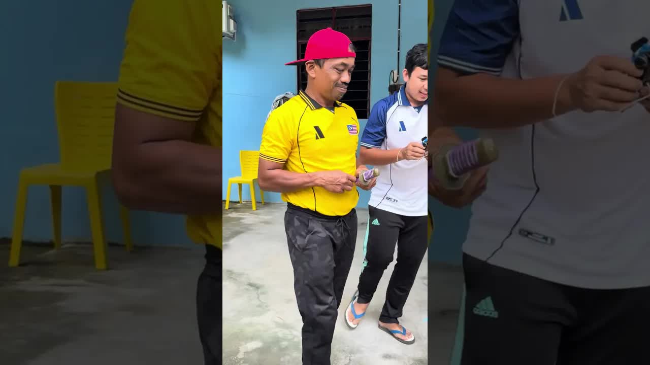 Memainkan Kereta Mainan Zaman Dulu