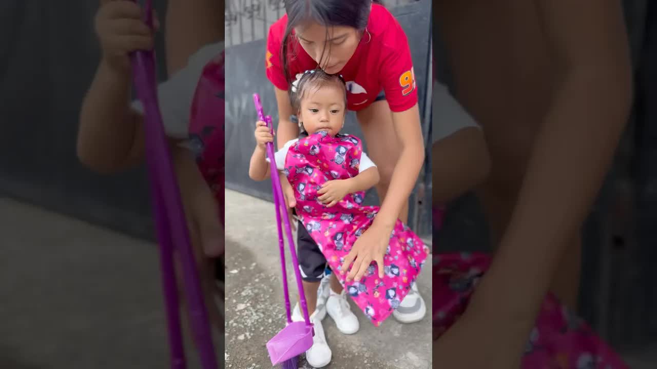 Daniela hace barrer el patio a Zoe