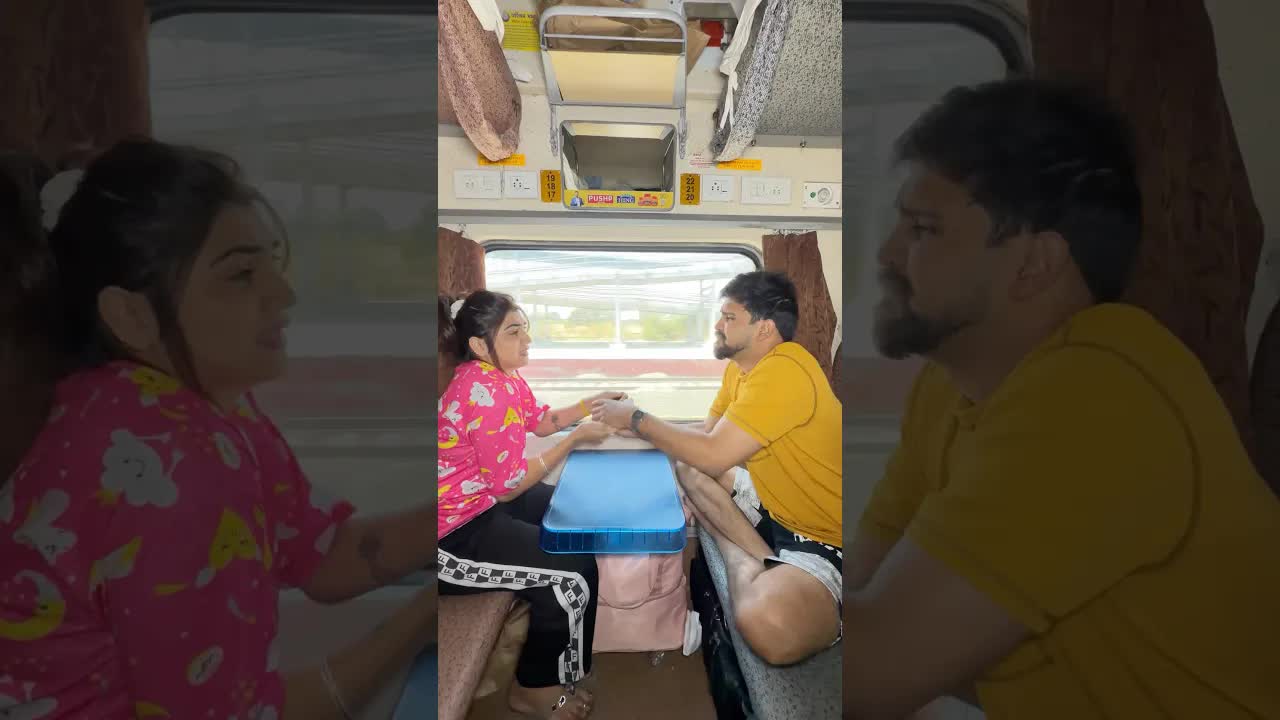 ट्रेन में मोबाइल से टीवी बनाना