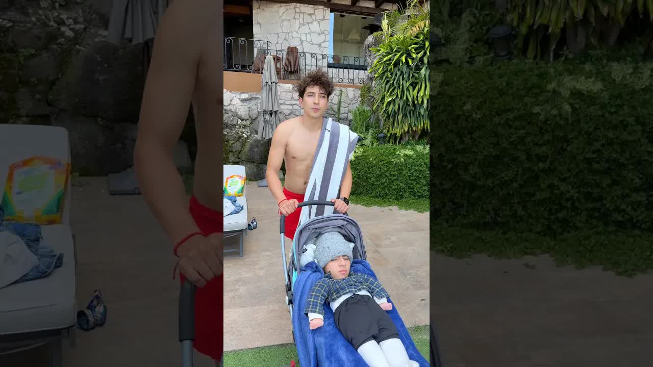 Cuando vas a la piscina con tu hermanito