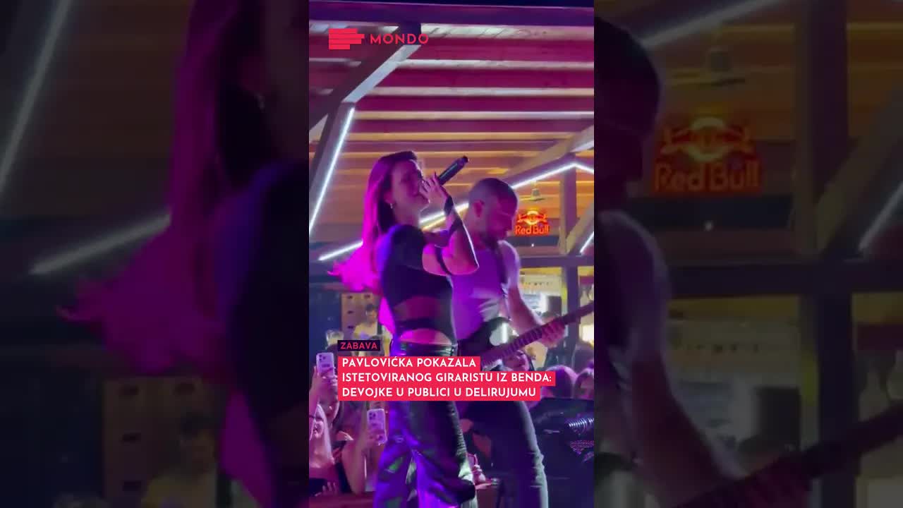 Pavlovićka pokazuje tetovažu gitariste benda