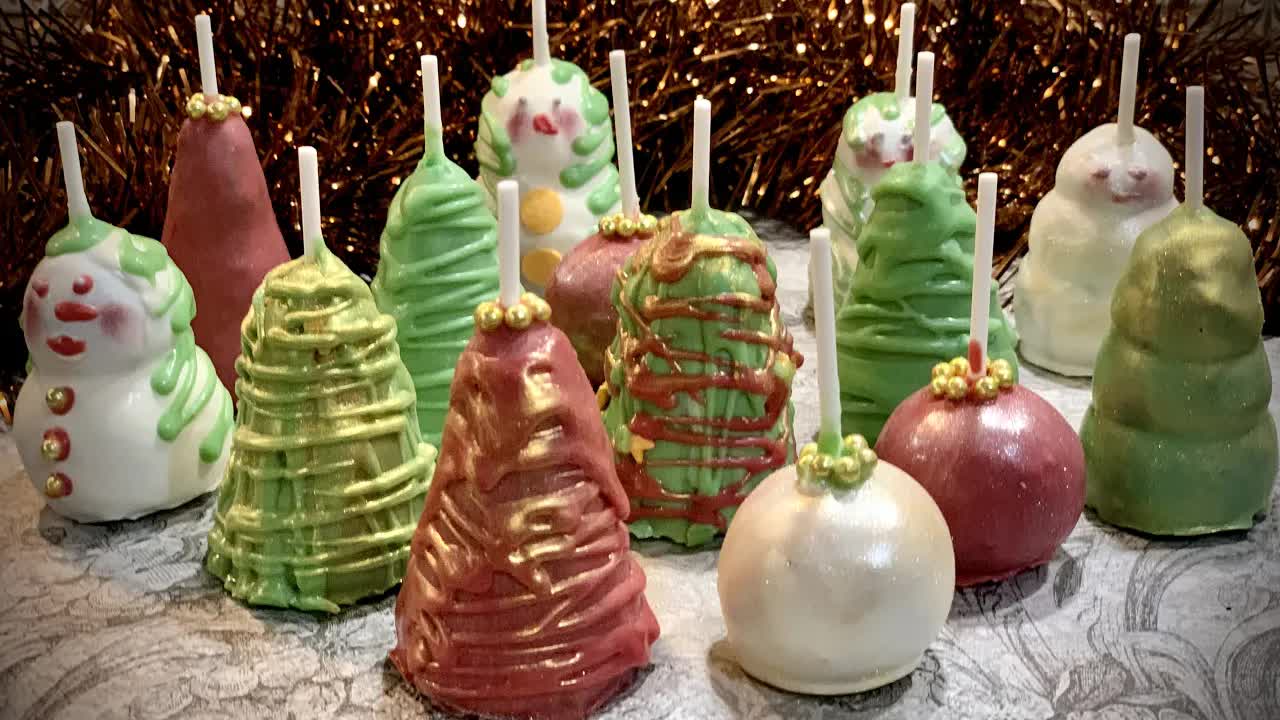 Коледни сладки фигурки от трохи и шоколад