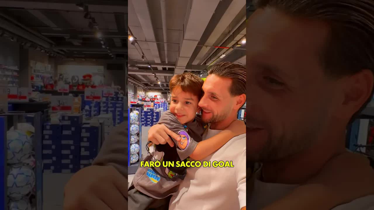 Lo zio sorprende il nipote con le prime scarpe da calcio