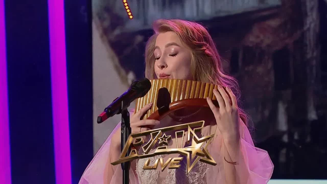 Adriana Babin cântă la nai în Românii au talent