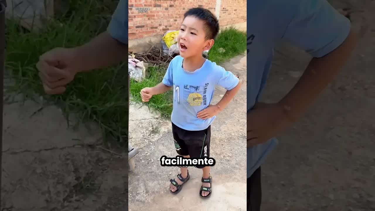 Menino ajuda o pai com comida pesada