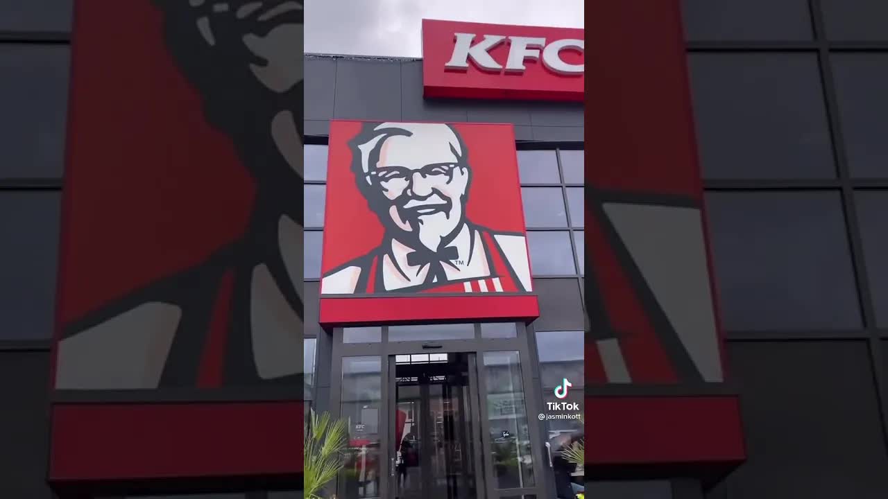 Igelkotten Kottvald får smaka på KFC