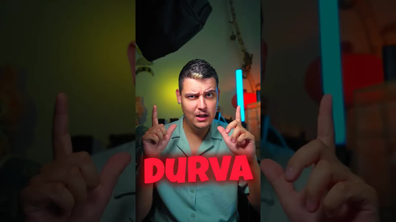 Egy ember, aki kézzel válaszol a chatbotban