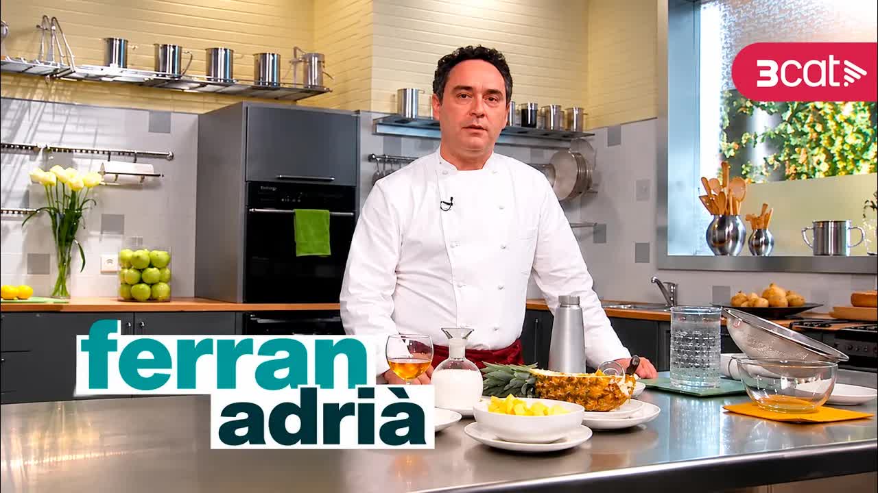 Preparació d'un còctel de pinya colada amb sifó
