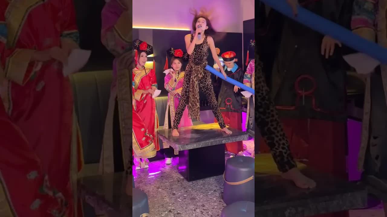Juego de escondite en un restaurante