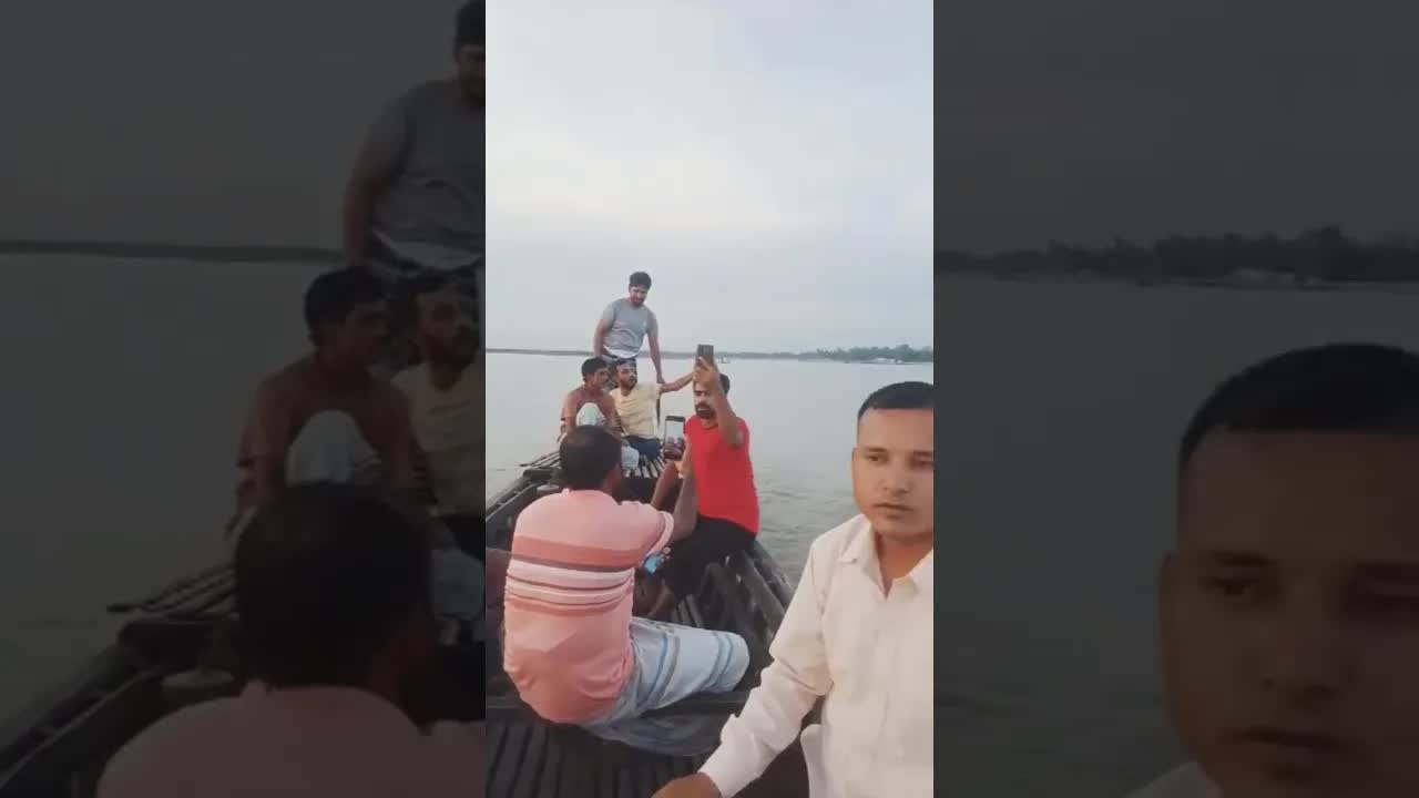 বন্ধুদের সাথে নৌকা ভ্রমণে মজা