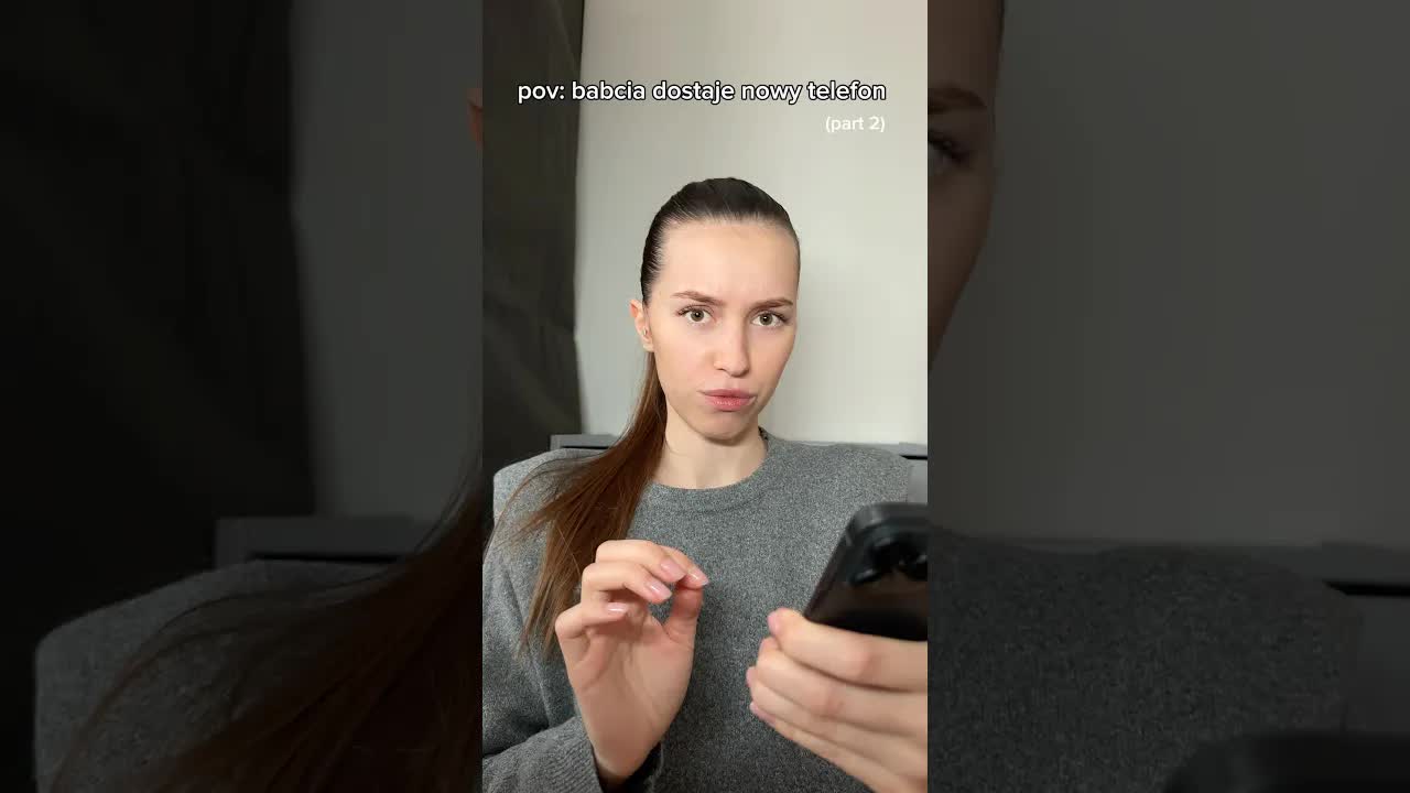 Babcia uczy się obsługiwać smartfona